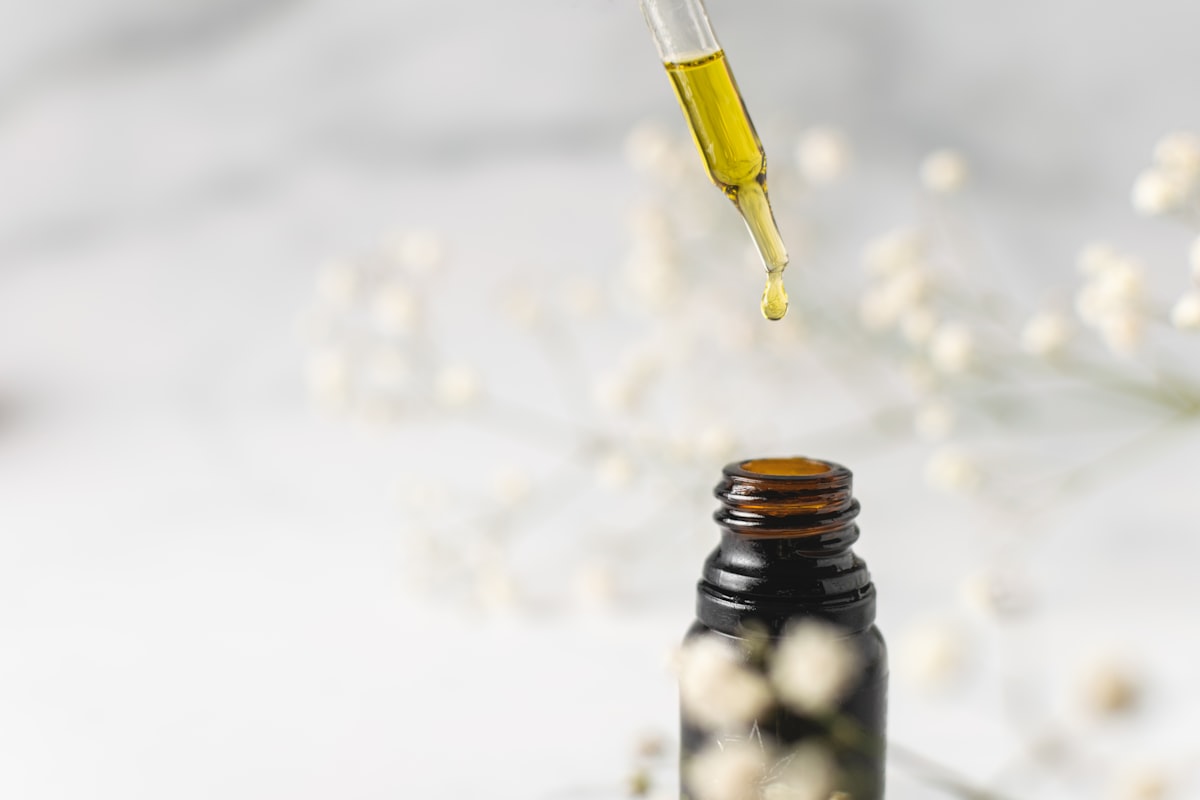 CBD olie pipet met druppel: hoeveel druppels CBD olie per dag is goed voor jou