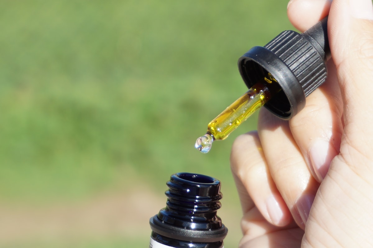 CBD olie product op tafel: gebruikerservaringen en reviews CBD olie