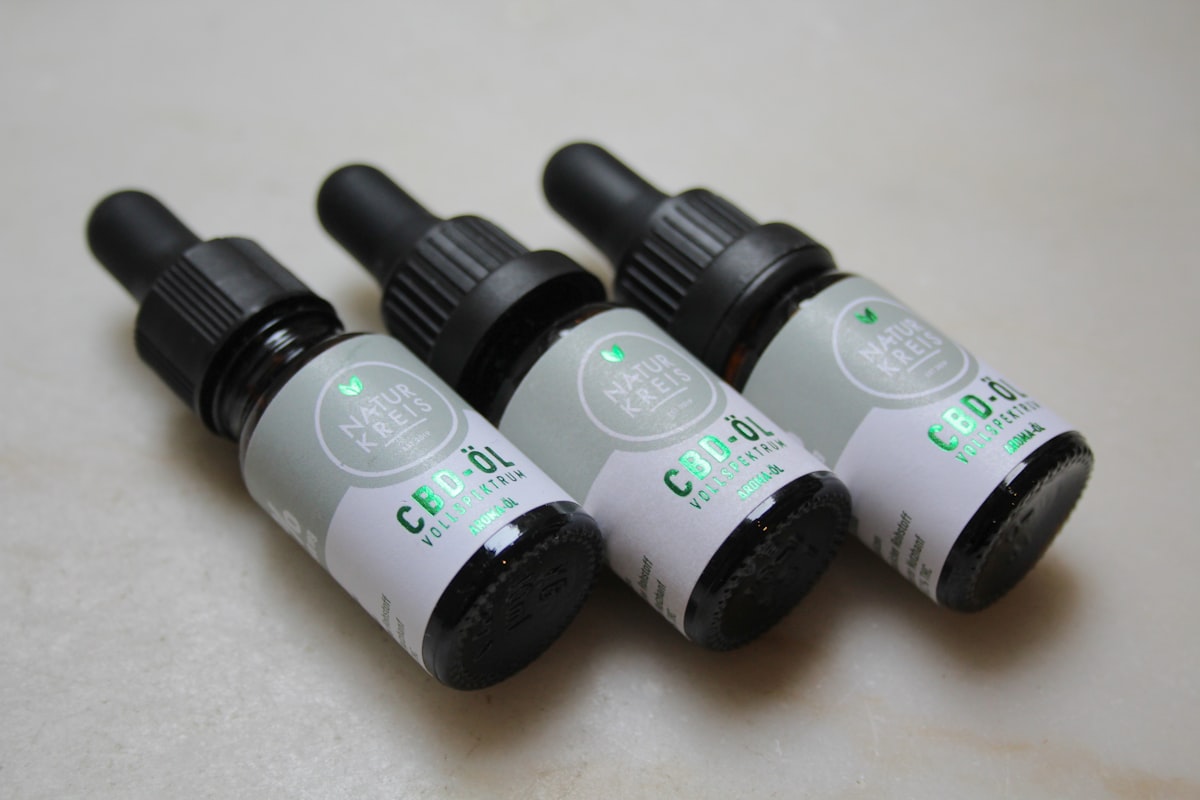 CBD olie product op natuurlijke achtergrond: CBD bij menstruatiepijn en PMS