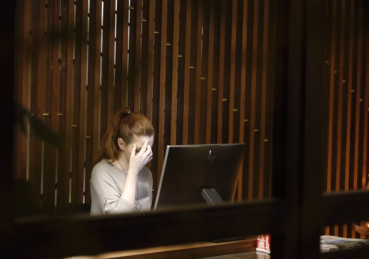 Vrouw met migraine houdt haar hoofd vast: CBD olie als mogelijke ondersteuning
