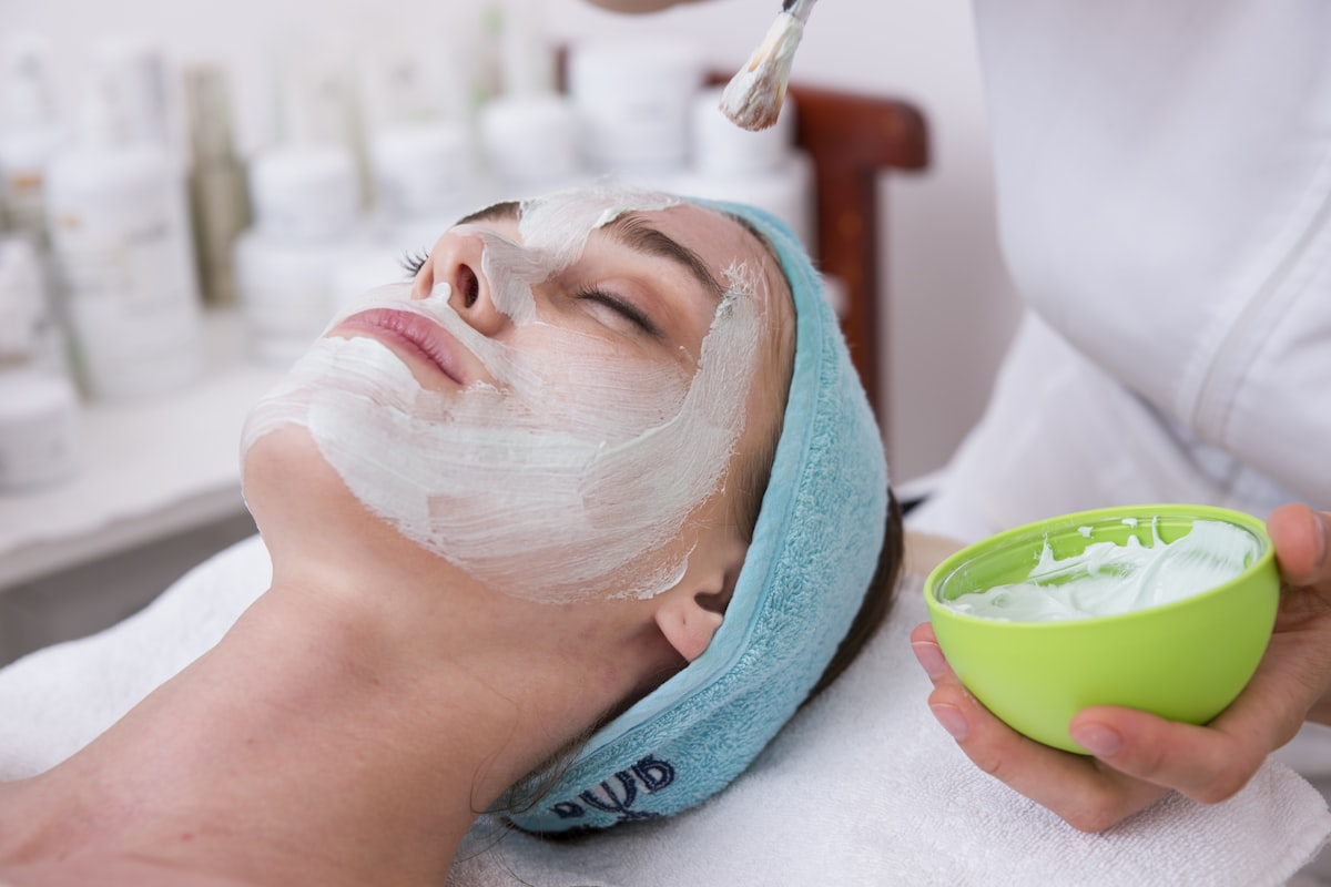 Hand met crème: CBD olie bij eczeem en huidklachten